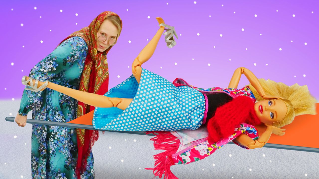 БАБА МАНЯ ИСПОРТИЛА МАШИНУ, А БАРБИ УПАЛА И УШИБЛА НОГУ! 😱🚑 СРОЧНО В БОЛЬНИЦУ! 🏥💨