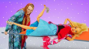 БАБА МАНЯ ИСПОРТИЛА МАШИНУ, А БАРБИ УПАЛА И УШИБЛА НОГУ! 😱🚑 СРОЧНО В БОЛЬНИЦУ! 🏥💨