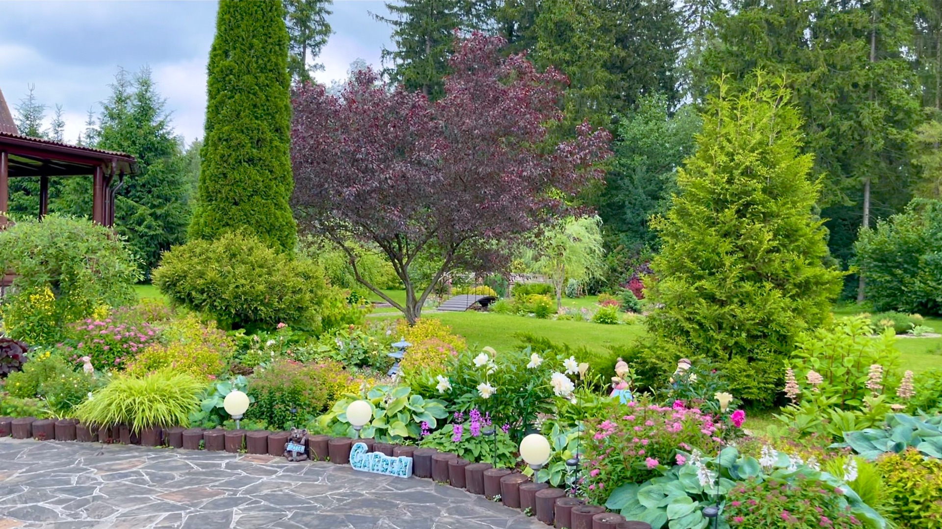 Обустройство бордюров для клумб и ограждений для гдядок. Разные варианты. За и против.