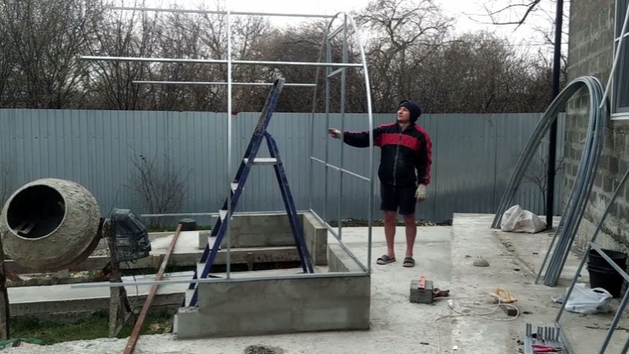 Будни цветовода: первый метр теплицы почти готов