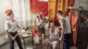 Коммунисты поймали парнишку.