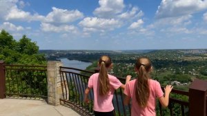 Арина и Ксения едут с папой в путешествие на каникулах  Видео для детей   Magic Twins