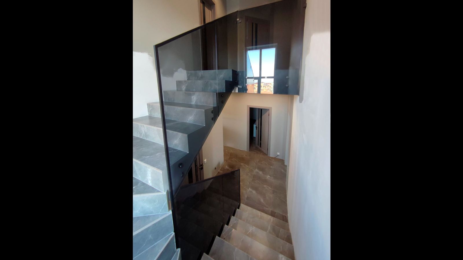 Лестничное ограждение из серого стекла