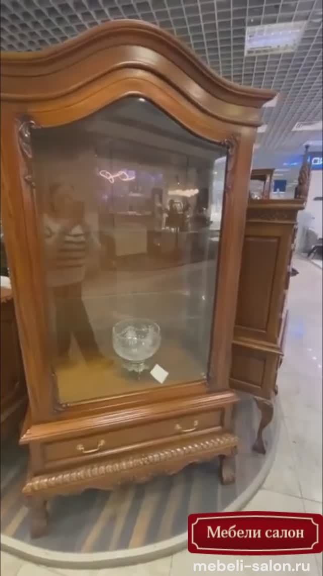 Витрина однодверная из массива МИГ216 от фабрики Satin Furniture (Индонезия)