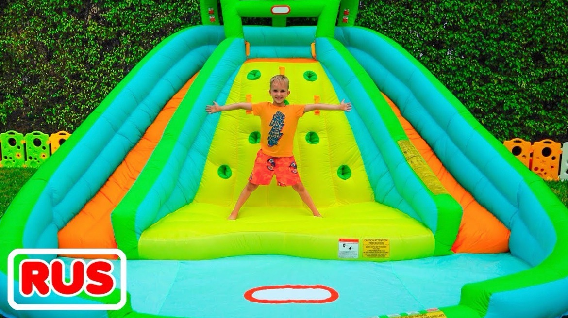 Влад и Никита играют с надувными игрушками