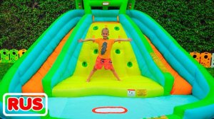 Влад и Никита играют с надувными игрушками