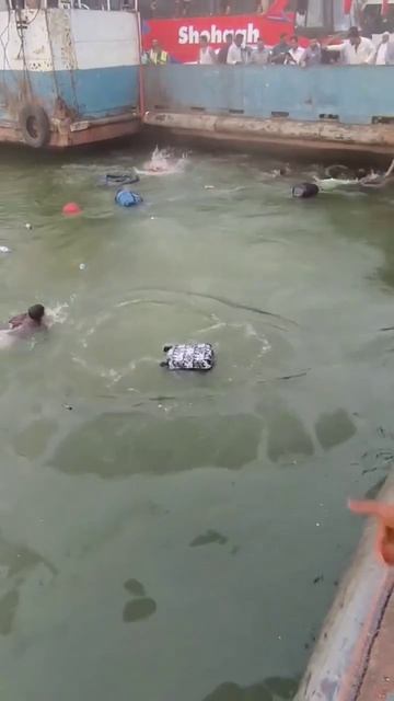 Автобус упал в реку