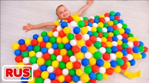 Влад и Никита играют с цветными шариками