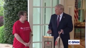 Трампу доставили фастфуд прямо к Овальному кабинету.