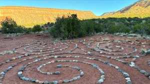 Игра на флейте коренных американцев в красивой обстановке.