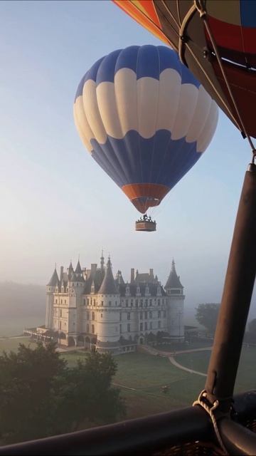 Завораживающий полет на воздушном шаре над замком #воздушныйшар #приключение #замок