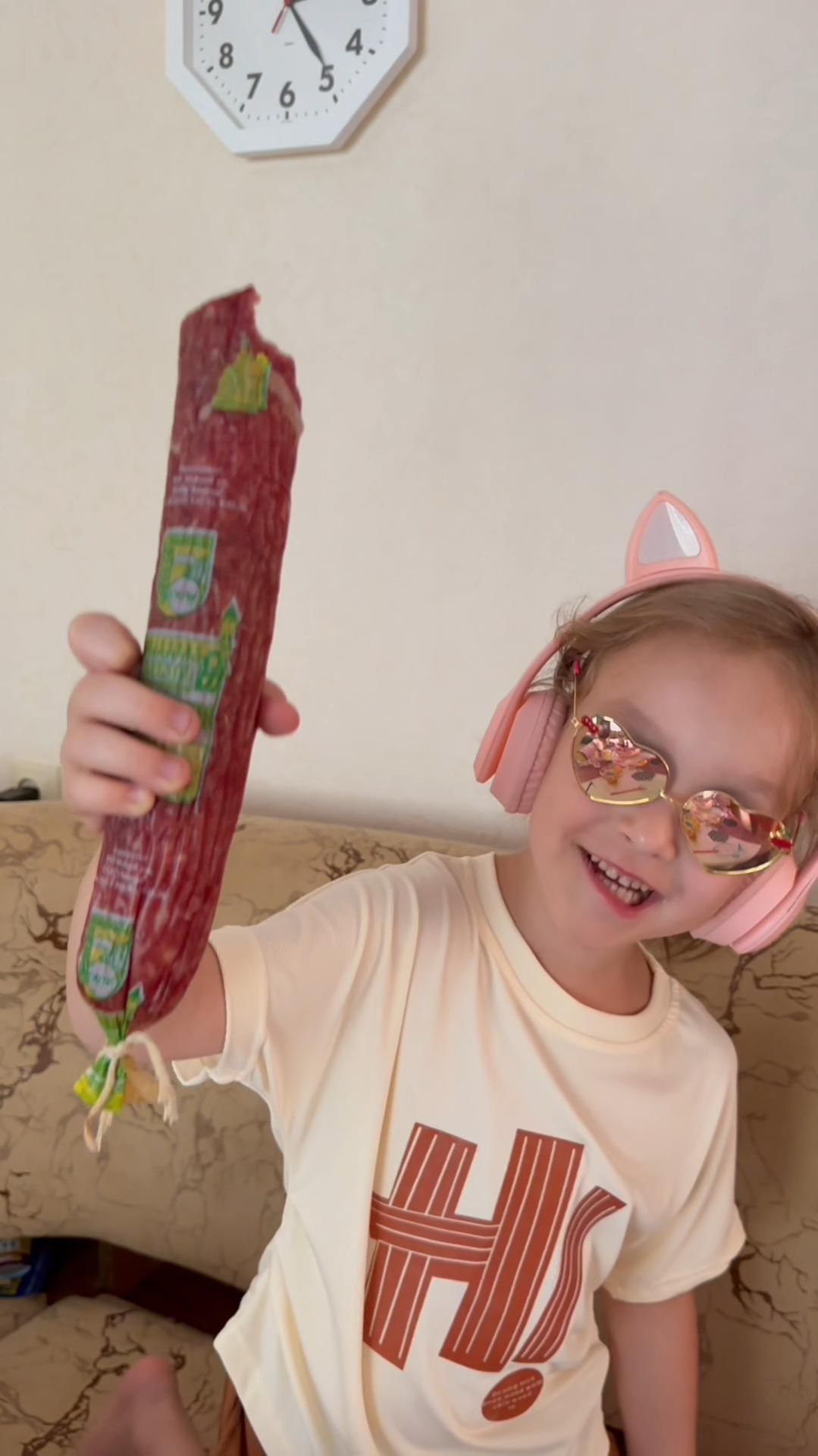 Арина восхищается колбасой. И даже самые разные вкусности не изменят её любовь к колбасе