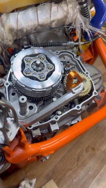 ОН САМ УПАЛ! Для замены сцепления.