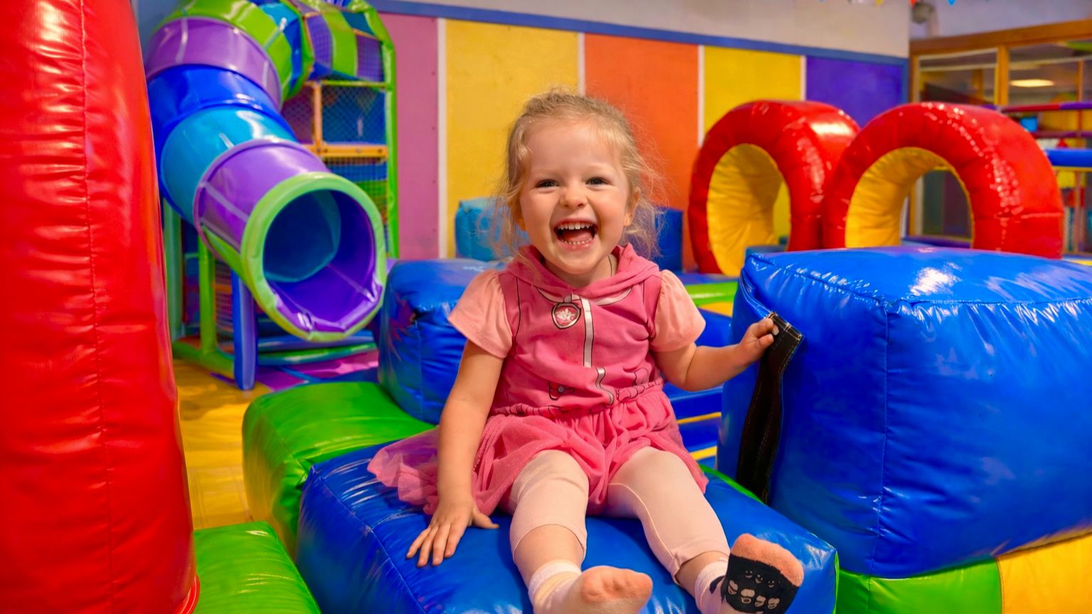 Анна Мария ВЕСЕЛИТСЯ в детском центре 🎉 Лучшие моменты, батуты и игры!