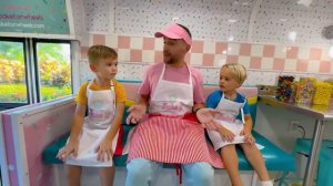 Дети ловят насекомых вместе с тетей