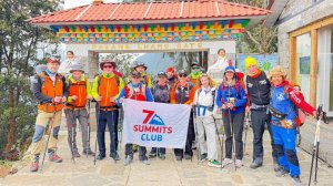 Группа Клуба 7 Вершин «Еще чуть-чуть» успешно перелетела в Луклу и поднялась в селение Пакдинг