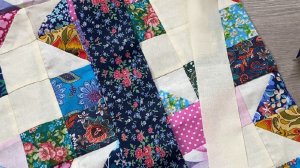 Из мусора в шедевр: этот лоскутный блок превратит остатки ткани в одеяло мечты