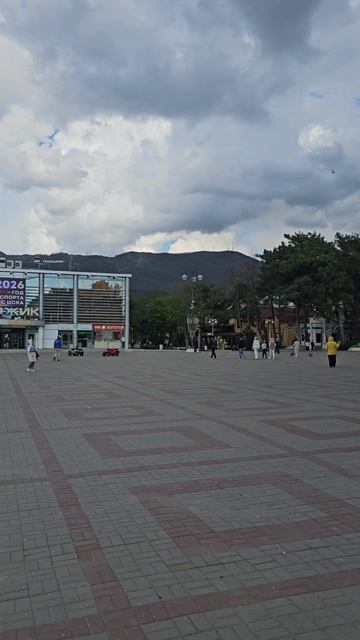 Геленджик сегодня — это гармония моря и гор, где ласковые волны Чёрного моря тихо касаются берега