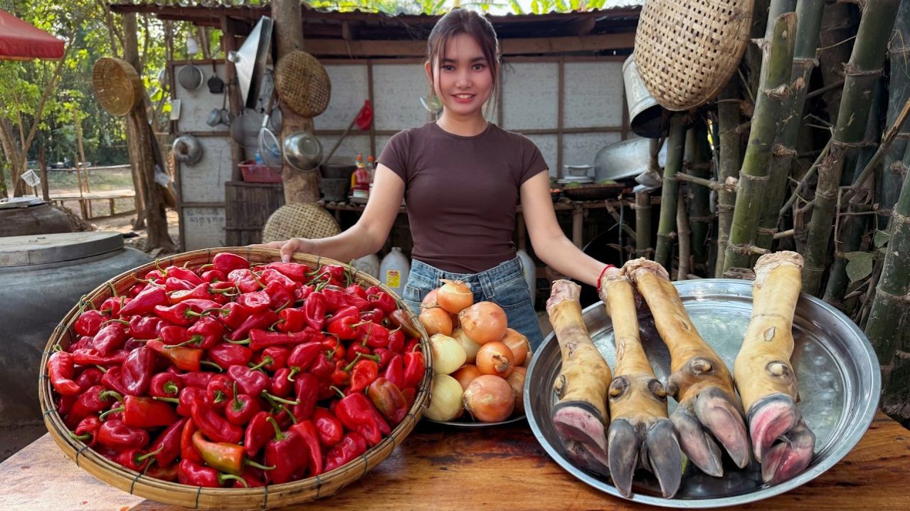 Девушка показывает потрясающий рецепт супа из говяжьей ноги