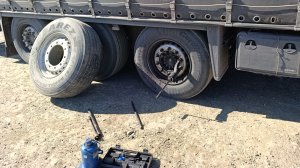 Проколол колесо, поставил запаску. Заехал на родник в Забайкалье. Красоты Байкала. Деловые линии.