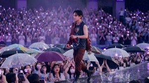 Безумное выступление Тэхёна под дождём во время мирового тура «Arirang»!