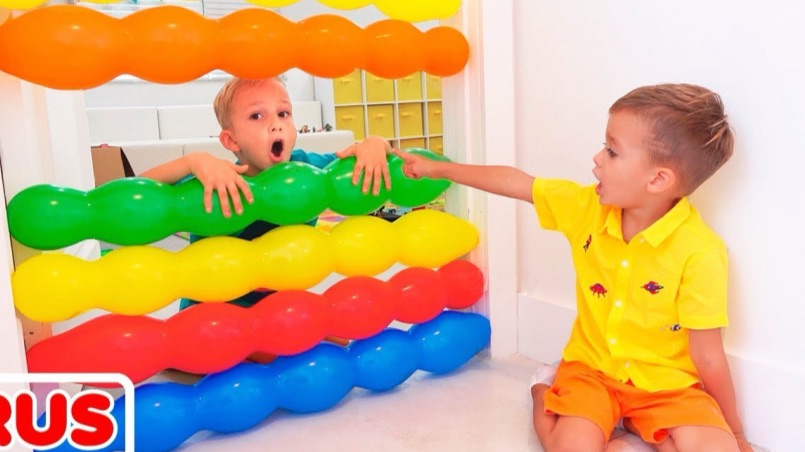 Влад и Никита играют с воздушными шариками