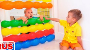 Влад и Никита играют с воздушными шариками