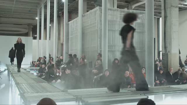 Показ мужской коллекции Rick Owens «LUXOR» осень-зима 2023-2024