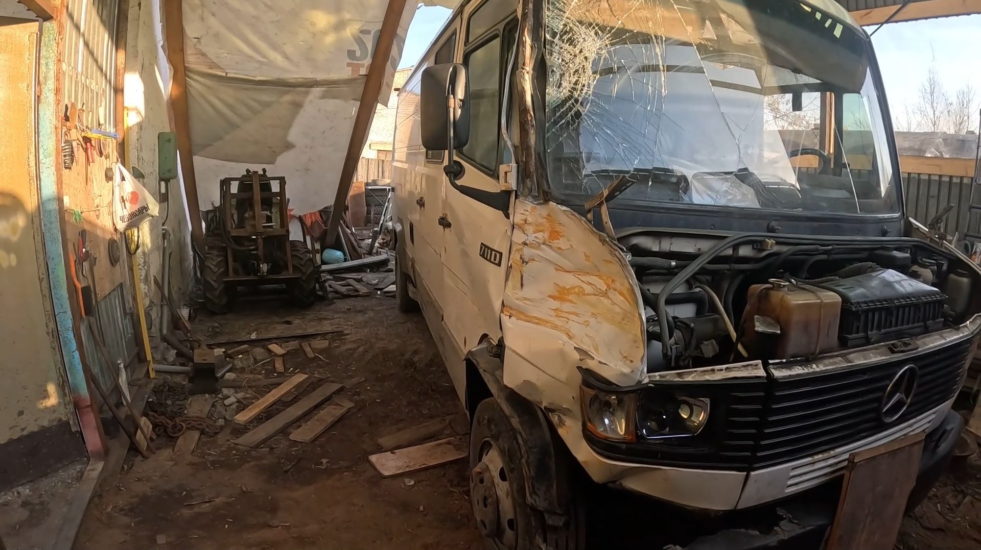 Приехала работа Сын на балалайке В деревне грязь