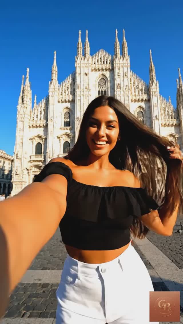 Миланская мода: дерзкая красотка у Дуомо