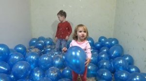 Катя и Макс играют Шариками