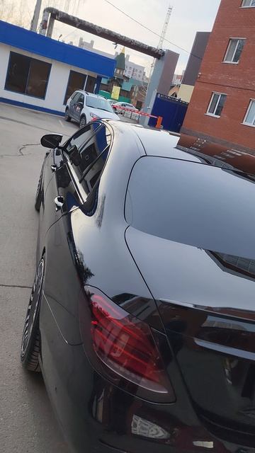 Mercedes‑Benz E‑Class - полировка кузова и нанесение керамики, тонировка стекол — часть 1