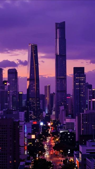 Ночной город: металлические небоскрёбы под фиолетовым небом #город #архитектура #ночь