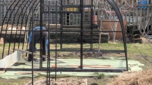 Монтаж теплицы закончен.