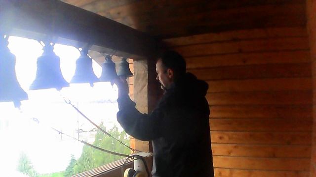 Праздничный трезвон на колокольне храма Пресвятой Троицы монастыря Архистратига Михаила