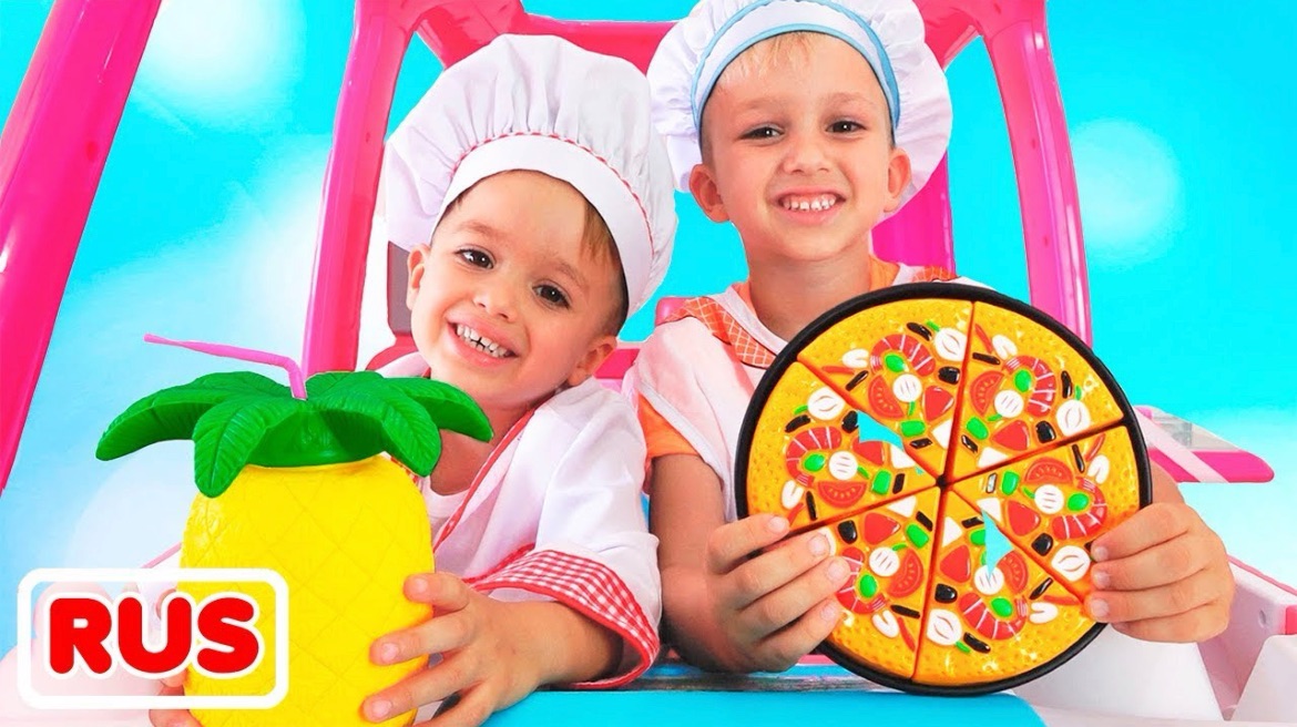 Владик и Никита играют в ресторан