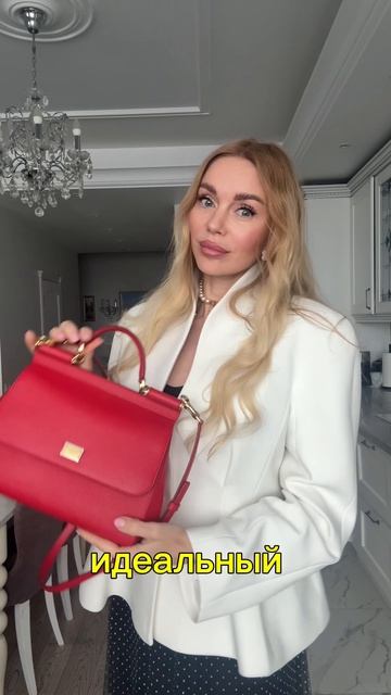 Минус 20 лет: разбираем образ с белым пиджаком и смелыми акцентами