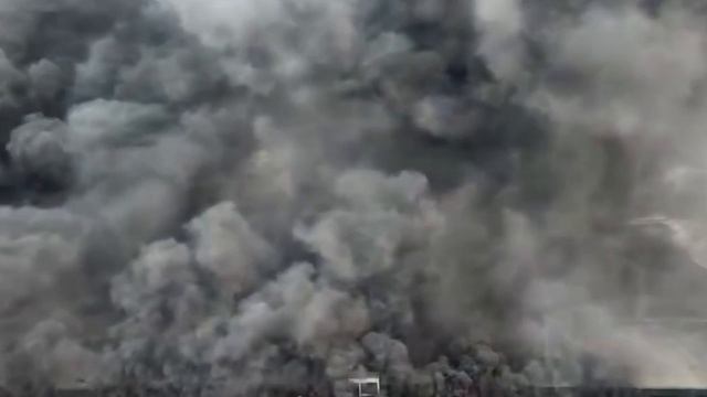 Сильный пожар охватил стоянку электрокаров на территории завода в китайском Шэньчжэне.

Там хранили