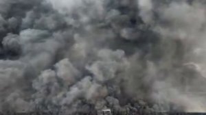 Сильный пожар охватил стоянку электрокаров на территории завода в китайском Шэньчжэне.

Там хранили