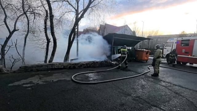 Чита. Мусорка загорелась.