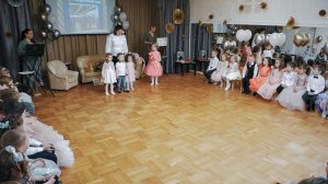 Милашки малыши в детском саду поздравляют выпускников, делитесь своим мнением