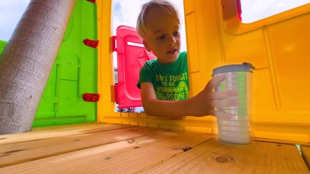 Крис играет с волшебным краном