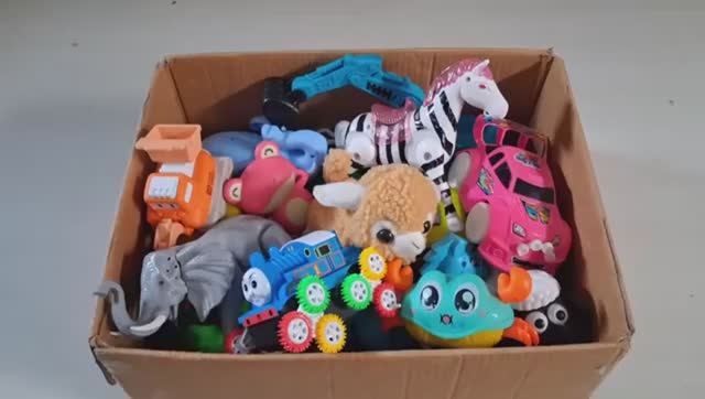 Мультики для детей и малышей. Распаковываем коробку с игрушками . Залипательный мультик для детей