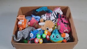 Мультики для детей и малышей. Распаковываем коробку с игрушками . Залипательный мультик для детей