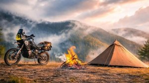 Одиночный мото кемпинг на склоне утёса.