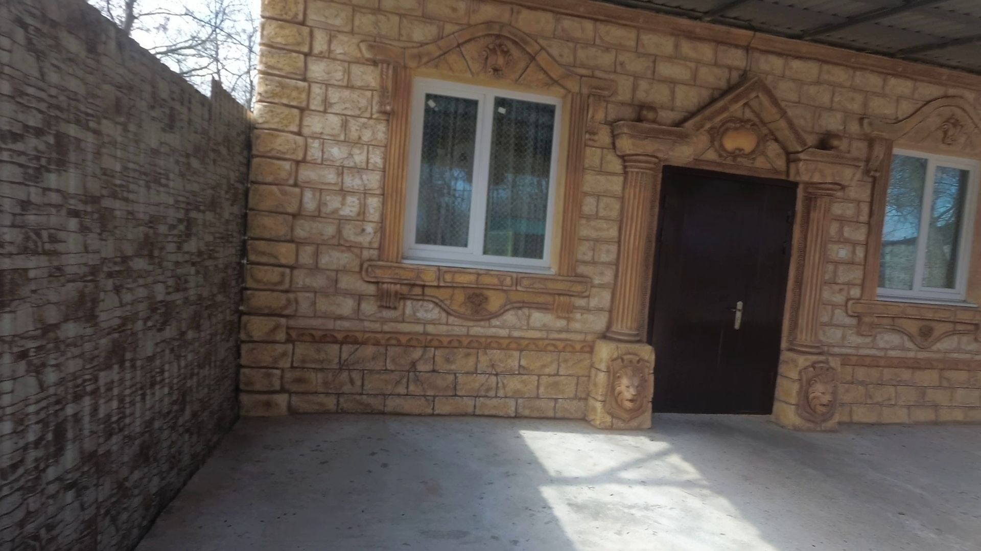 оформление фасада дома греческие колоны. водопад.декор стен.