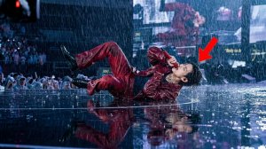 Целое видео, как Тэхён поёт под дождём, возбуждая арми до мокрых трусиков!