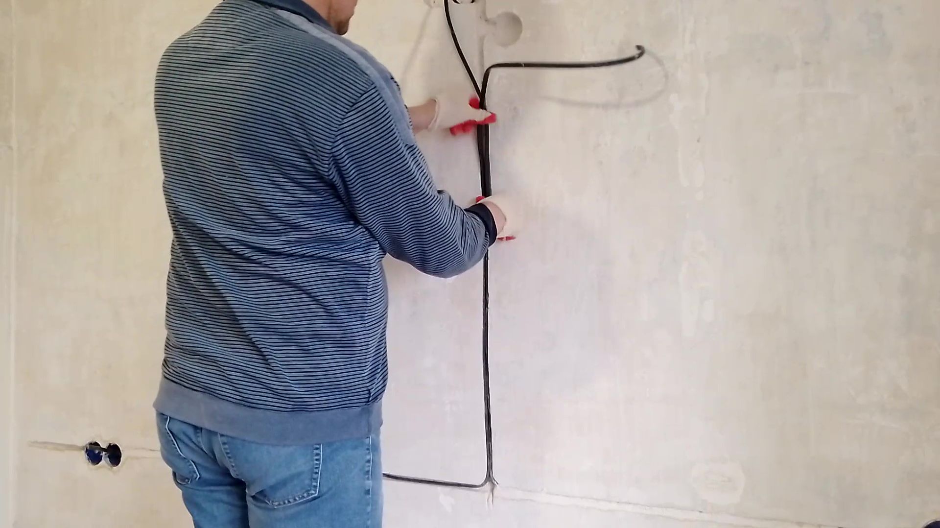 Укладка проводов в штробу. Замена электропроводки в квартире. Серия 16