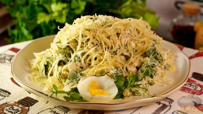 САЛАТ С КУРИЦЕЙ, ШПИНАТОМ И СЫРОМ