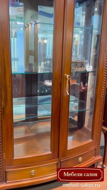 Витрина 2х дверная МИГ631 из массива дерева от фабрики Satin Furniture Индонезия